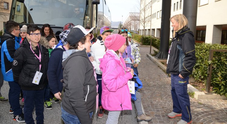 Denise Karbon accoglie i giovani studenti allinterno della Scuola Isp